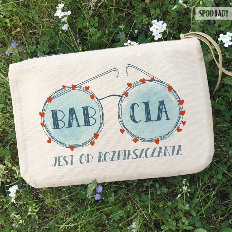 Kosmetyczna z nadrukiem dla babci. Pomysł na oryginalny prezent.