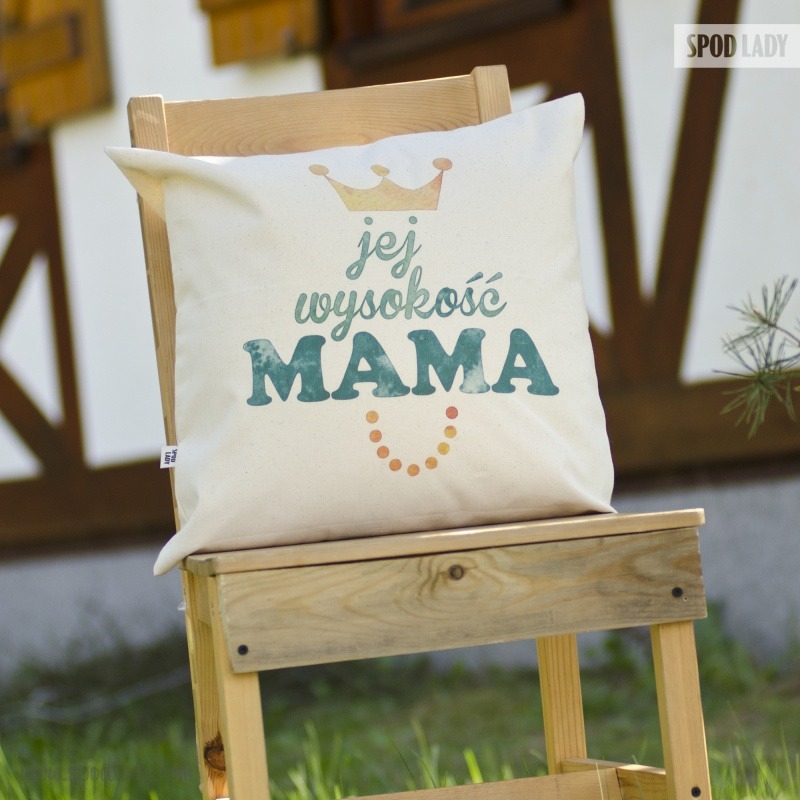 Pomys na prezent z okazji Dnia Mamy. Poduszka z nadrukiem: Jej wysoko mama.