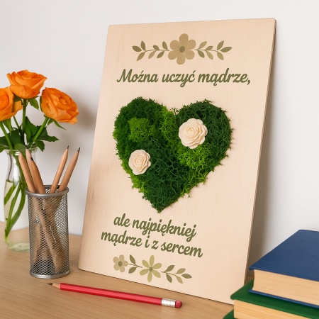 Tabliczka z mchem "Uczy� m�drze i z sercem"