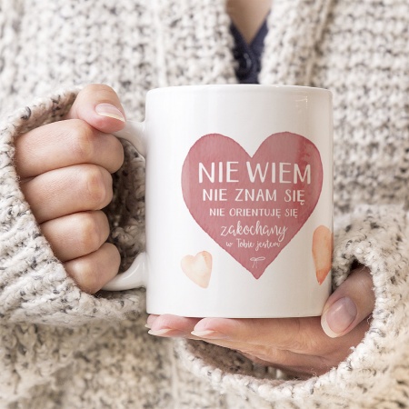 Kubek "Nie wiem... zakochany jestem" z inicja�ami